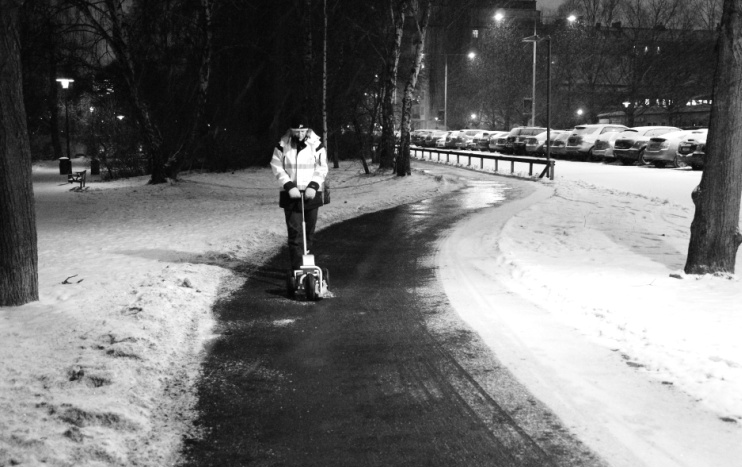 M2: På sträckan med träd på båda sidor om vägen där flera fyrkantiga brunnslock ligger efter varandra, strax innan det första fyrkantiga brunnslocket på sträckan.