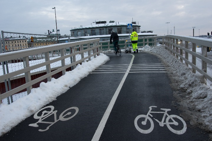 Friktionsmätning vid mätplatsen på cykelbanan vid Södermalmstorg, som ingått i teststräckan för försöken med Safecote