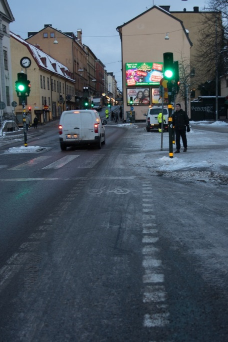 Övergångsställe vita strecket/vägmarkering 12,9 13,45 Sockerbit /vägmarkering 18,3 19,4 m Cykelsymbol 33,2 34,1 m Cykelsymbol 42,9?