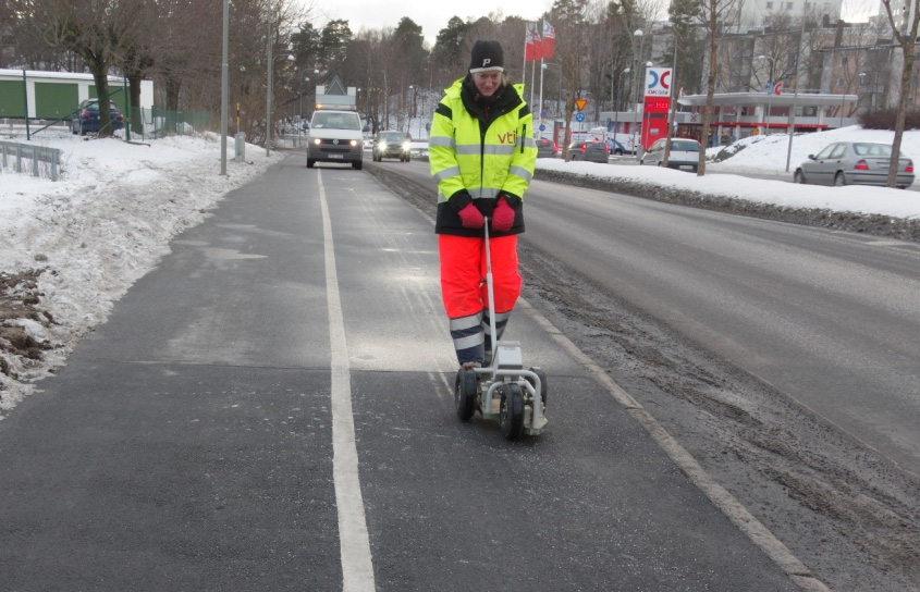 Farsta Norr om OKQ8-macken vid rondellen Farstavägen-Forshagagatan. Här används Multihogen på ena sidan vägen (höger sida i riktning mot rondellen) och Lundberg på den andra sidan.