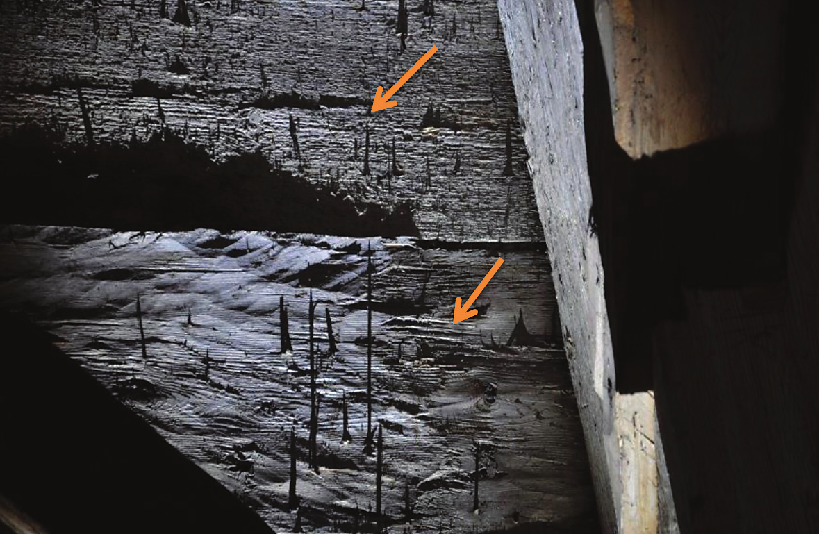 Detaljbild av de unika dymlingarna, som låser ihop hörnstolparna Exempel på underbrädornas olika ytor - kluvna, huggna eller