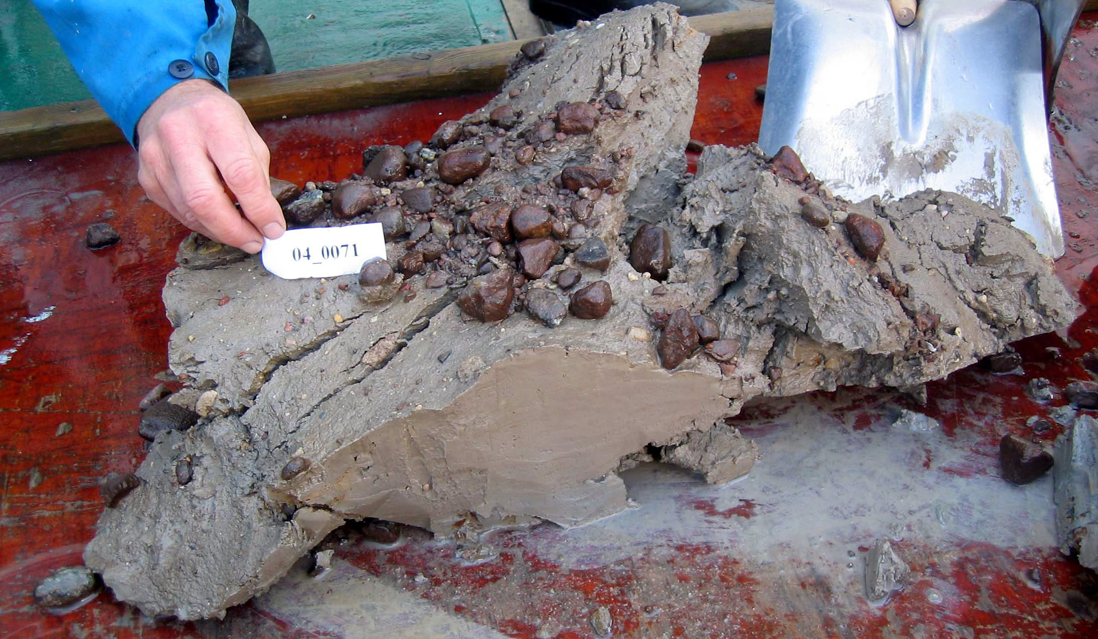 Figur 1. Moränlera. Boulder clay. Grova moräner har en mycket hög till hög bärighet. Bärigheten hos finkorniga moräner är däremot lägre och grävbarheten är generellt låg.