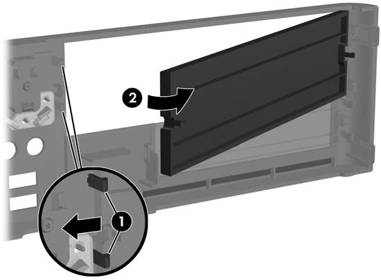 Du tar bort 3,5-tums panelskyddet genom att trycka de båda flikarna som håller panelskyddet på plats ut mot frontpanelens högerkant (1), dra panelskyddet inåt till höger och ta bort det