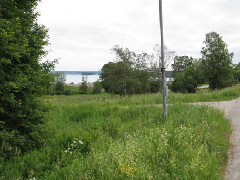 Granskningshandling 2015-08-20 Sid 10 Ny vedgård bakom befintlig överfart Bilder tagna ovanför och strax nedanför Vinkelgatan 5 och i marknivå.