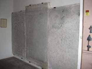 uppbyggnaden med parställda pelare samt de raka eller flackt trekantiga krönen. På de flesta kyrkogårdar infördes regler för hur höga gravvårdarna fick vara.