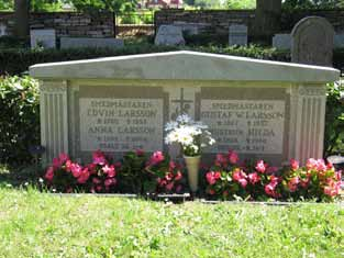 Gravvårdstyper Gravvårdarna är av varierande ålder och utförande men låga rektangulära vårdar dominerar intrycket. Sex vårdar är från 1800-talet varav den ena är kyrkogårdens äldsta gravvård.