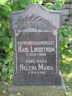 Konstnären Per Ekströms gravvård rest 1935 (KI Segerstads kyrkog 072) Ovanlig form på vården över kopparslagaremästare Karl Lindström rest