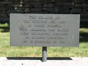 Minnesmonument över de brittiska sjömän som dog strax efter 1:a världskriget (KI Segerstads kyrkog 096) Skylten på minnesvården talar om att de inte