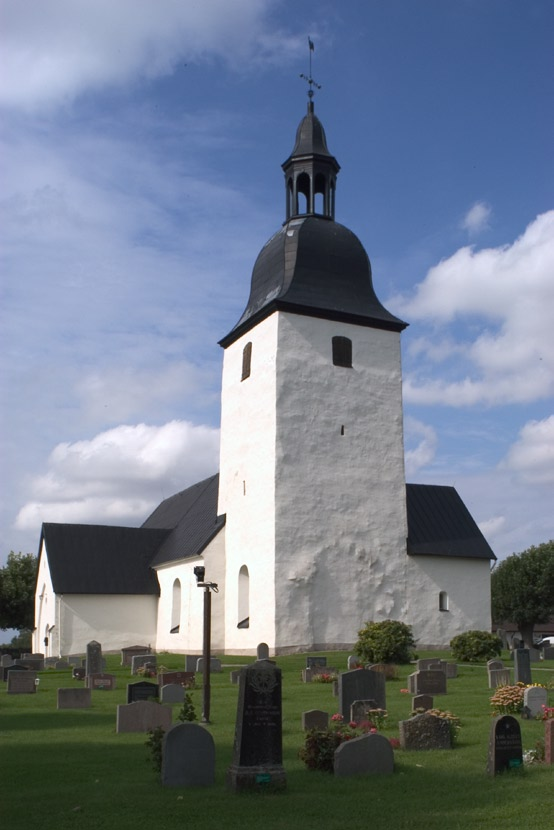 färentuna kyrka 5 På korets södra sida finns ett fönster, som sannolikt togs upp i samband med valvslagningen under 1400-talet. Även detta fönsters storlek har dock förändrats.