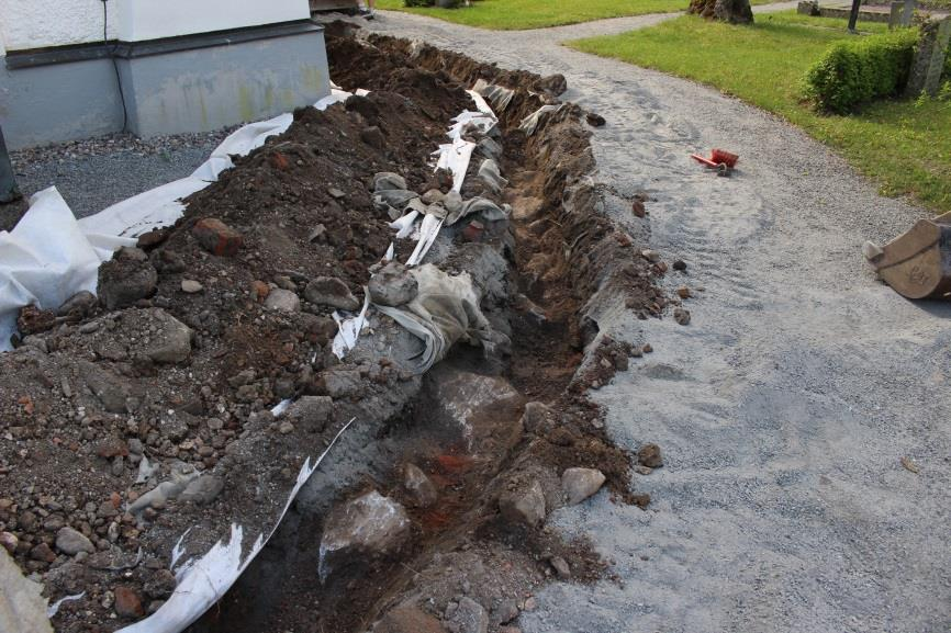 I schaktsträckan längs kyrkobyggnadens södra sida påträffades en formtegelsten (figur 7).