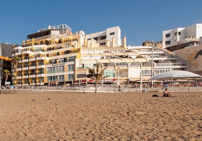 535:- Ving erbjuder också paketresor med boende på trestjärninga Hotel Colón Playa med bra läge vid Las Canterasstranden och ca 100 meter från Hotel Reina Isabel. Gratis Wifi.