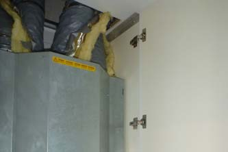 I en annan lägenhet, samma typ av ventilationsaggregat, placerat i badrum mellan