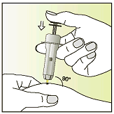 Tryck försiktigt sprutkolven uppåt tills en liten droppe syns vid nålspetsen. 8.