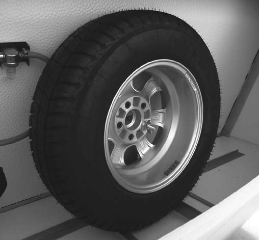 Reservhjulshållare En del vagnar kan vara utrustade med en reservhjulshållare i gasolkofferten för ett reservhjul till vagnen.