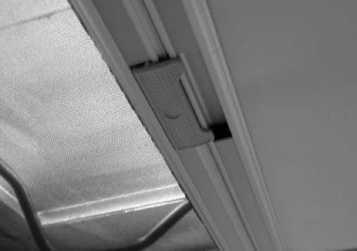 Inredning Rullgardin i taklucka och takfönster Taklucka Takluckan som sitter ovanför mittgången i vagnen är utrustad med en rullgardin, som med fördel kan användas för mörkläggning i vagnen under