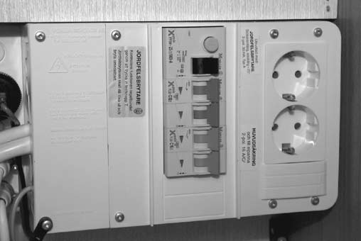 Elsystem 230 V Vagnarnas 230 V system är utfört enligt ELSÄK-FS 1999:5. Maximal anslutningsbar effekt är 3 kw (3150 W).