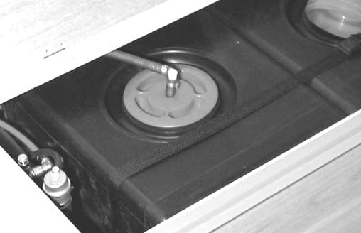 Vattentanken sitter placerad i en bädd- eller sänglåda på vänster sida fram i vagnen och färskvatten fylls på genom den utvändiga vattenpåfyllningen med låsbart lock (se bild Påfyllning av