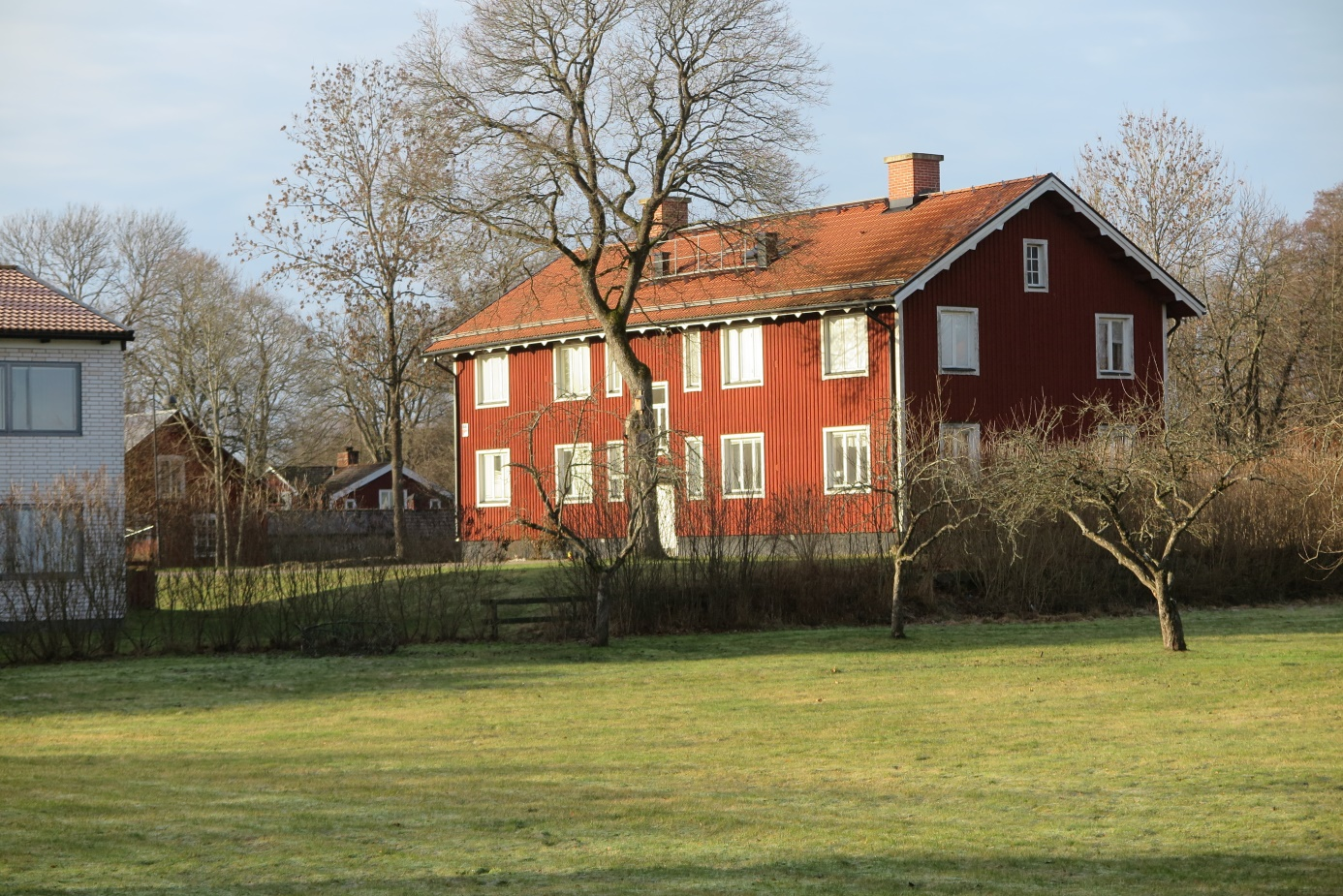 Kristallpalatset i Orrefors 2016. Till vänster skymtar kvarteret Stallgården. I bakgrunden ser vi det vitputsade f.d. sädesmagasinet.