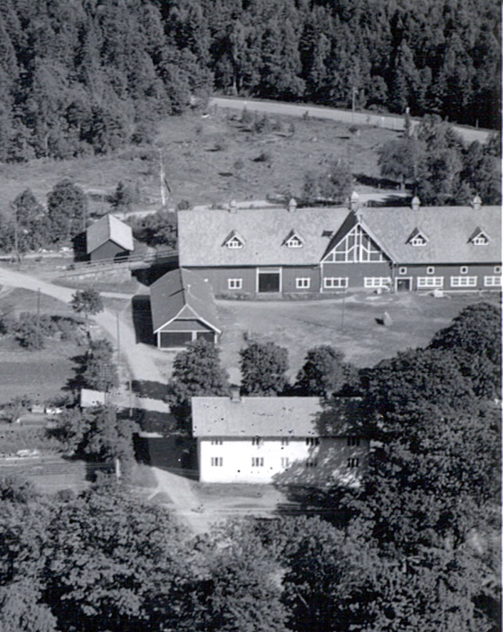 Detta är ett flygfoto taget omkring 1956. Det forna sädesmagasinet, det vita huset mitt i bilden, är nu uppgraderat till Kristallpalats.