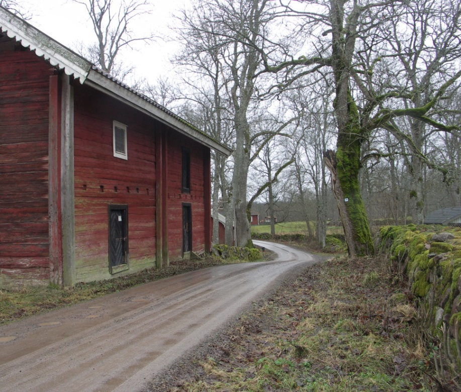 Det var Hedda Ekman som tog bilden ovan. Hon var fru till Johan Ekman som 1913 köpte Orrefors Bruk. Det bör ha varit 1913 eller 1914 som hon ville dokumentera sina domäner.