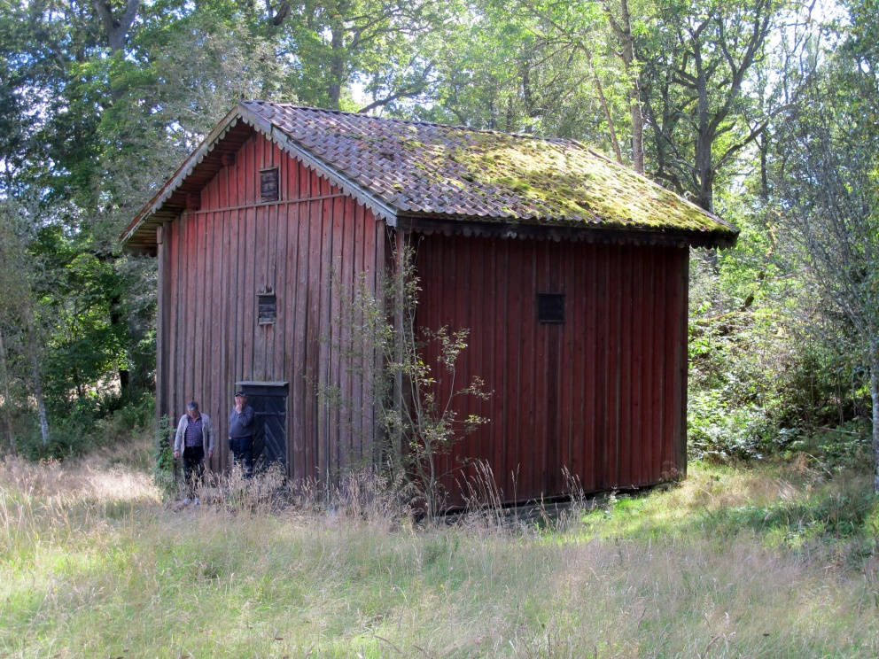 Gustav Karlsson, snickaren från Kullarna, berättade att han lekte där som barn. Vi lekte under huset, för magasinet stod på plintar.