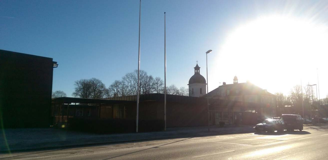 Resterande byggnader inom planområdet är från 1960-talet och utformade i mörkt tegel. De högsta byggnaderna i kvarteret Kommersen är i tre våningar och cirka elva meter höga.