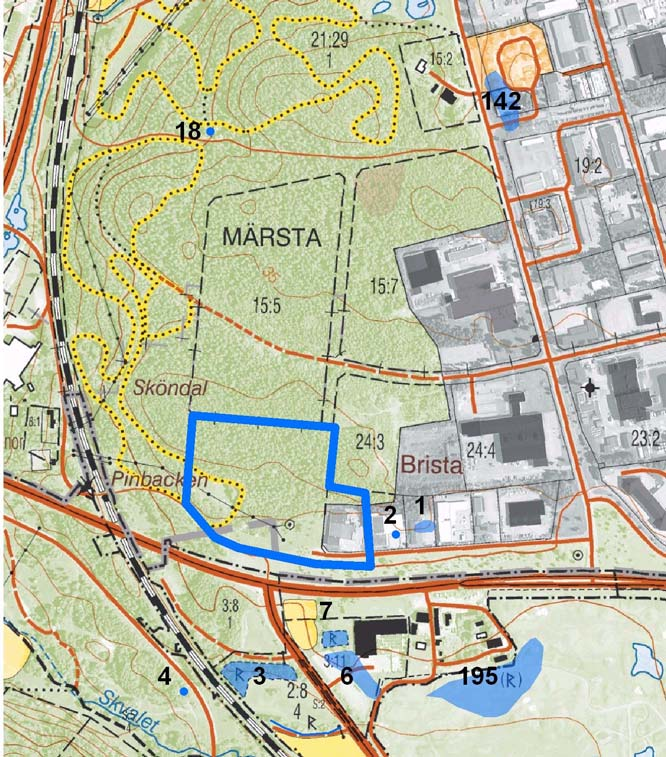 Figur 5. Utrednimgsområdet (markerat med en blå linje) och de omgivande fornlämningarna (blåmarkerade). Utdrag ur den digitala Fastighetskartan, blad 66G 1hS. Skala 1:10 000. Tabell 1.