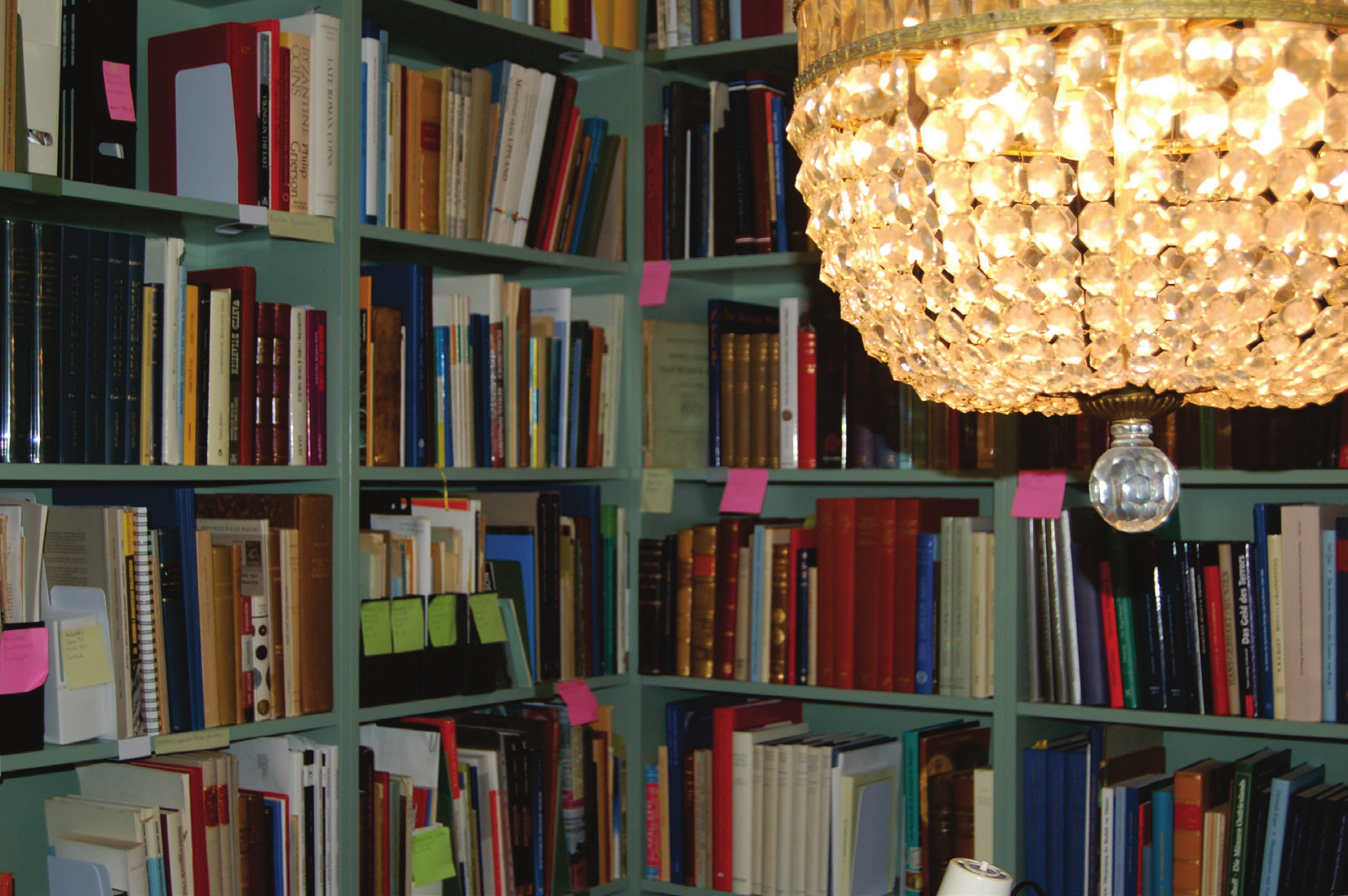Hendrik Mäkeler Efteråt tas myntbrickan vidare till Myntkabinettets referensbibliotek där det senaste standardverket används för att identifiera myntet.
