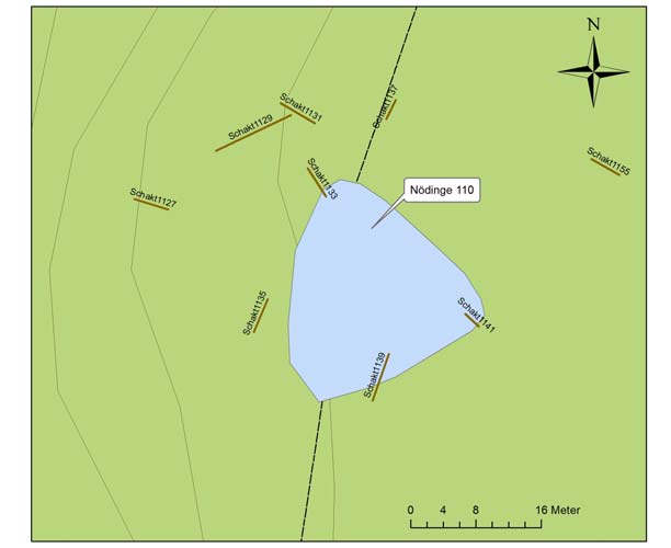 RAÄ Nödinge 110 Boplatsen är 25x25 m stor belägen 45 möh på en platåliknande del av landskapet med berg öster och ett stup ett 20-tal meter åt väster.