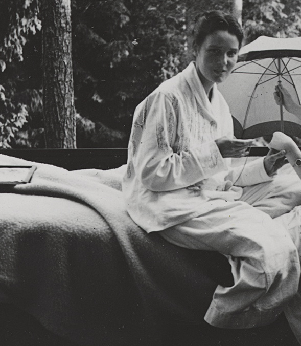 Harriet Löwenhjelm tar pulsen på Lisa Eswein på Romanäs loggia 1917.