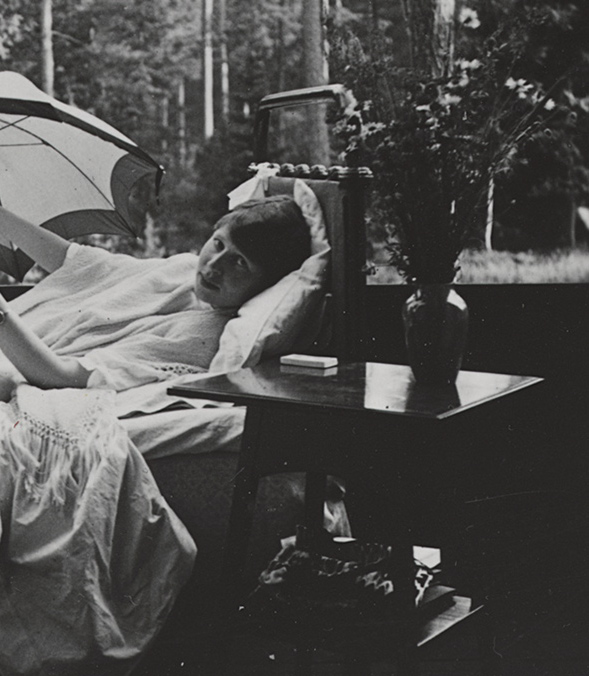 Sjöberg Bild dokument M någonsin l Det är maj 1918. En ung adelsfröken, Harriet Löwenhjelm, ligger döende i tuberkulos på Romanäs sanatorium i Småland.