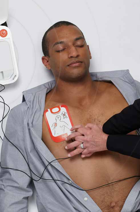 locket och kom åt patientens bröstkorg. 2 Dra i det röda handtaget. Applicera elektroder.