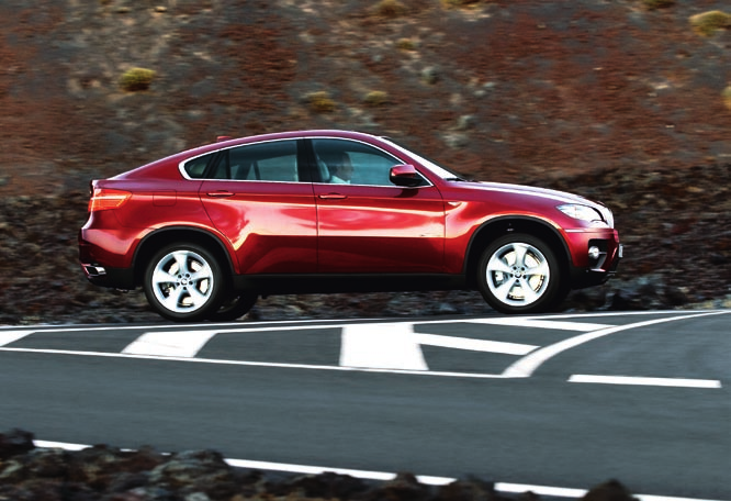 Porsche Cayenne lär få stryk i kurvorna, men BMW har inte släppt någon tid runt Nürburgring temet fungerar bra och en display visar hur mycket kraft som går till varje hjul.