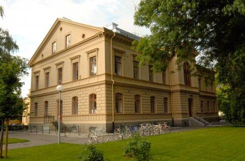 Utredningsbehov och planerade lokalprojekt Kv Munken, nybyggnad hus 7 Inom kv Munken utreds två alternativa placeringar av en större hörsal för 270 personer samt sex mindre lärosalar.
