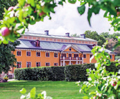På bekvämt gångavstånd från Ekerö centrum ligger Ekebyhovs slott med tillhörande slottsträdgård, full av blommande äppelträd.