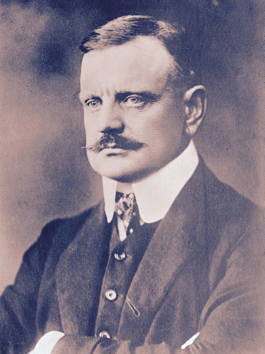 Jean Sibelius Den store tonsättaren är en stor del av finländsk historia. Genom musiken kunde han uttrycka känslor, oro och ångest och framför allt motstridigheter.