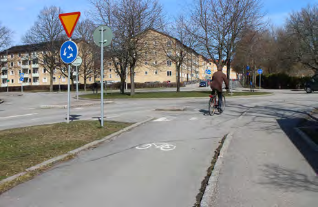 Bristfällig vägmålning. Ekebyvägen vid korsning med Krongatan. Figur 15.