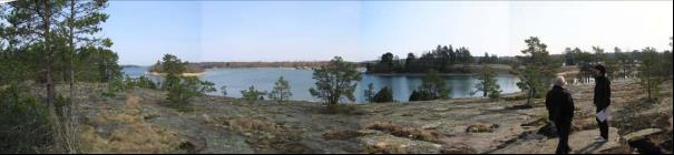 Elanslutning beställs via Ålands elandelslag och ledningar är dragna till tomtgräns. Vatten och avlopp ordnas via Hammarlands kommun. Anslutningsavgift betalas samtidigt med köpet.