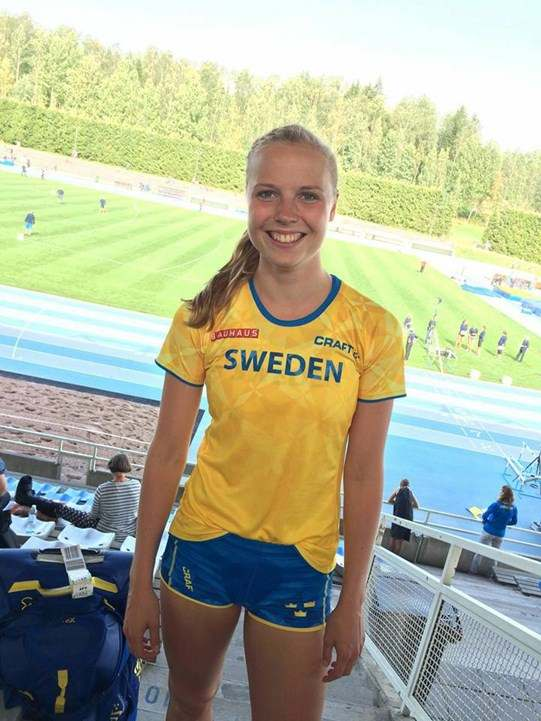 Ylva på plats i Alberga i Finland där
