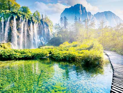 Plitvička jezera odredište koje treba vidjeti Plitvice važnije od Eiffelovog tornja i Sagrade Familie Listu od 20 europskih odredišta koje svatko za života mora vidjeti predvodi najpoznatiji hrvatski