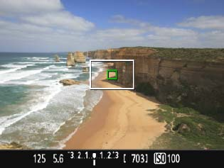 ) När fokuseringen är klar blir den AF-punkt där fokus ställts in grön och Live View-bilden visas.