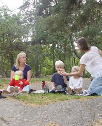 Många barn tycker om att ha picknick i Stabby Backe. Foto: Ulf Hellman VÄLKOMMEN TILL STABBY BACKE OCH STABBYSKOGEN Passa på att motionera, koppla av och njuta i denna oas nära centrala staden.