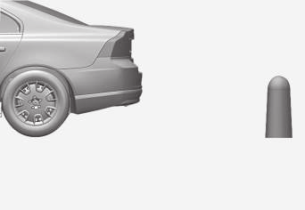 07 Förarstöd Mittkonsolens bildskärm visar en översiktsbild med förhållandet mellan bilen och ett upptäckt hinder. Markerad sektor visar vilken/vilka av de fyra sensorerna som upptäckt ett hinder.
