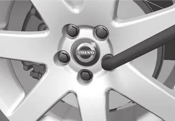 09 Hjul och däck 09 Varningstriangel (s. 310) Hjulskruvar (s. 302) Byte av hjul montering Det är viktigt att monteringen av hjulet utförs på ett korrekt sätt. Ditsättning 1.