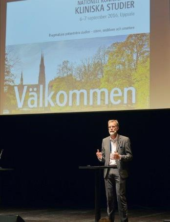 På bild från vänster till höger: Jonas Oldgren, verksamhetschef på Uppsala Clinical Research Center (UCR) välkomnar till konferensen.