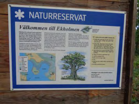 En i vardera änden på spången som leder ut i reservatet, en ute på Betesholmen och en vid Botkyrka ridsällskap. De är logiskt placerade, men svåra att komma intill på alla fyra ställen.