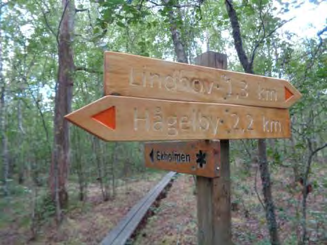 Skylten vid Betesholmen kan enkelt flyttas närmare däckspången (bild 16). På reservatsskyltarna finns en karta över reservatet samt information om området (bild 17).