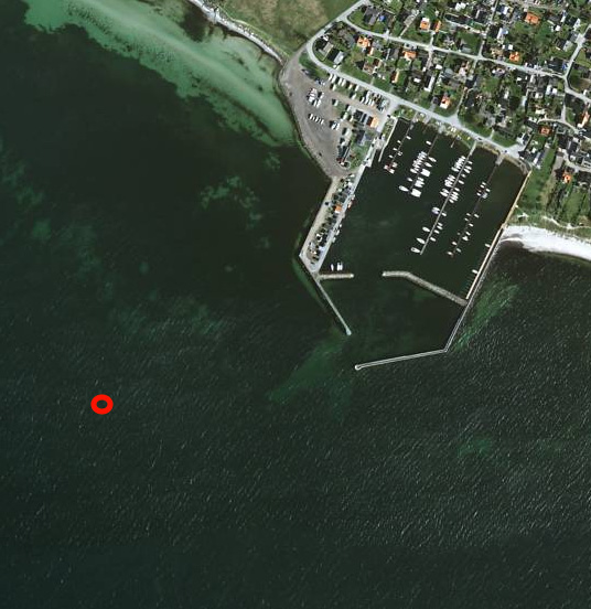 FIGUR 2. Ungefärlig provtagningspunkt för sediment (röd oval) ca 280 m ut från inloppet till Gislövs hamn (Eniro-bild).