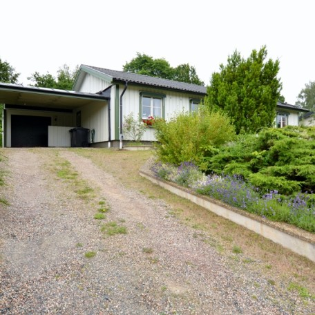 odlingsbäddar och fruktträd.