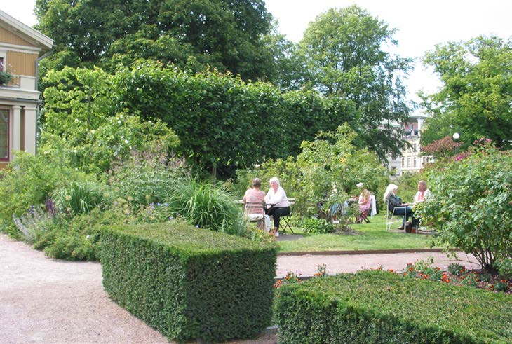 - För att öka tillgängligheten anläggs en gångförbindelse mellan landeriet och universitetets